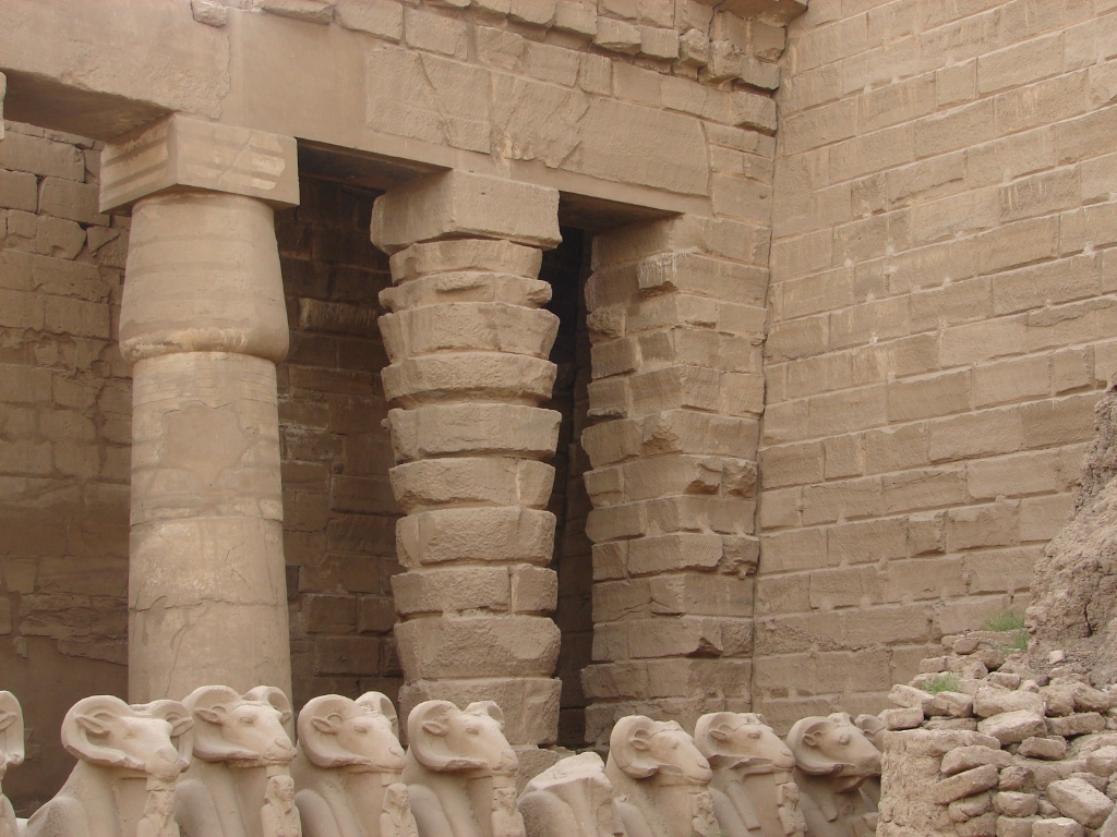 2008/03(March)/AroundTheWorld/Egypt/Karnak/1024x768_two end pillars show how constructed.jpg